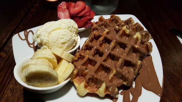 Photo close-up du dessert dans l'assiette sur la table