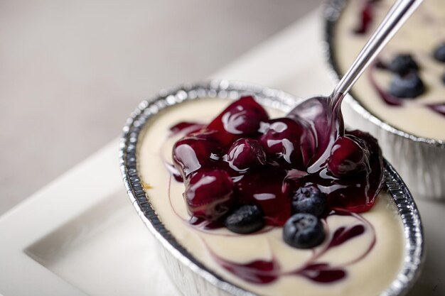 Close-up du dessert dans l'assiette sur la table