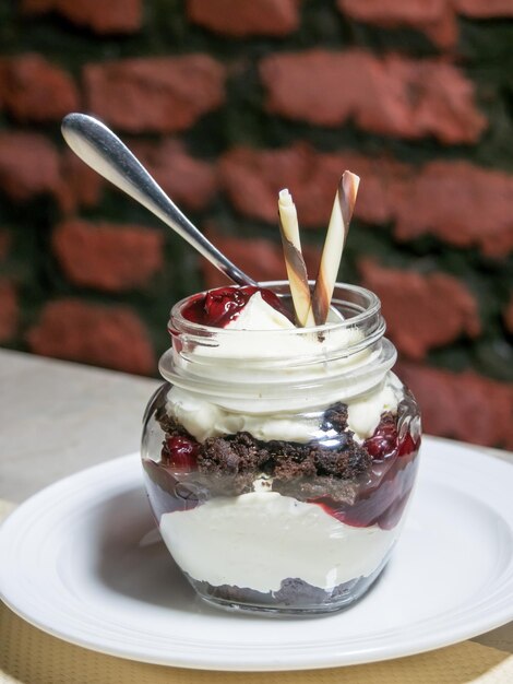 Photo close-up du dessert dans un pot sur la table