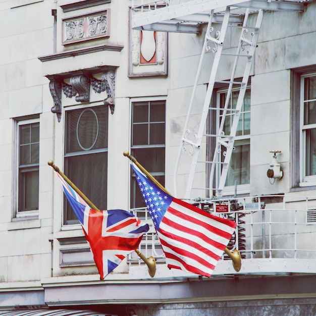 Photo close-up du drapeau contre les bâtiments de la ville