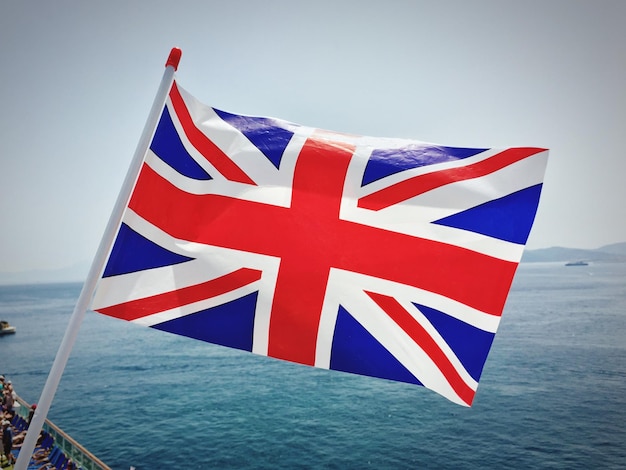 Close-up du drapeau contre la mer bleue