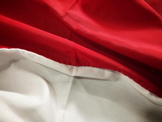 Close-up du drapeau indonésien rouge et blanc pour le jour de l'indépendance du 17 août