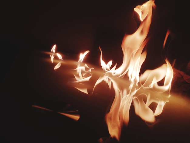 Close-up du feu la nuit