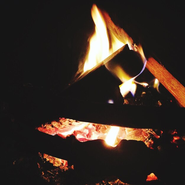 Photo close-up du feu la nuit