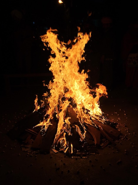 Close-up du feu la nuit