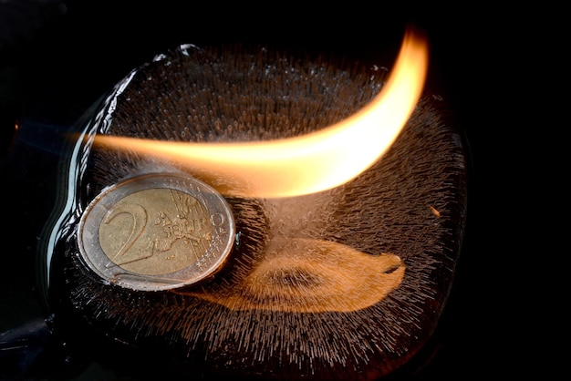 Photo close-up du feu sur la pièce gelée