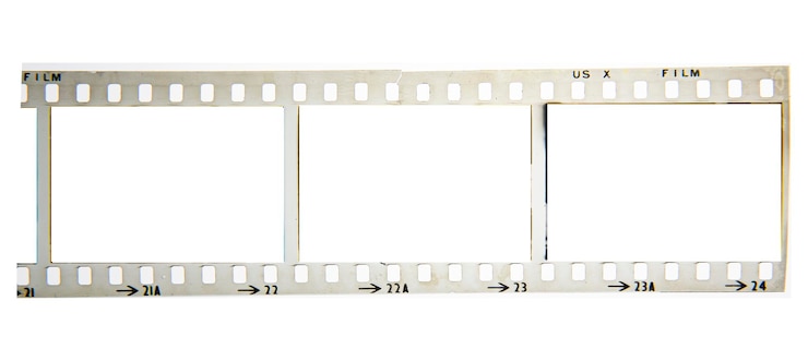 Photo close-up du film de la caméra sur fond blanc