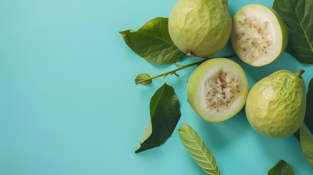 Photo close-up du fruit de la passion sur un fond bleu le fruit de la passion est coupé en deux révélant la pulpe juteuse et les graines