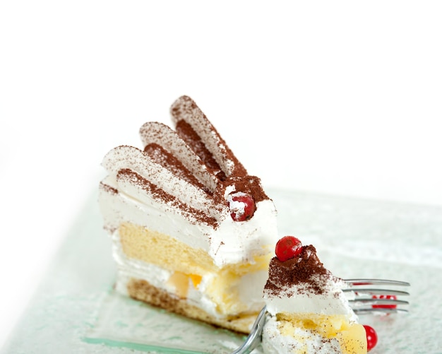 Close-up du gâteau sur fond blanc