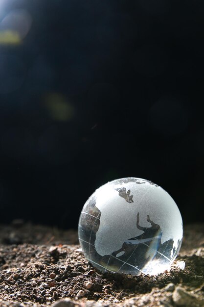 Photo close-up du globe au sol