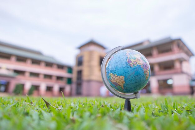 Photo close-up du globe sur le terrain contre les bâtiments