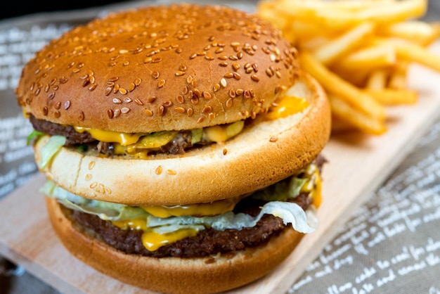 Close-up du hamburger sur la table