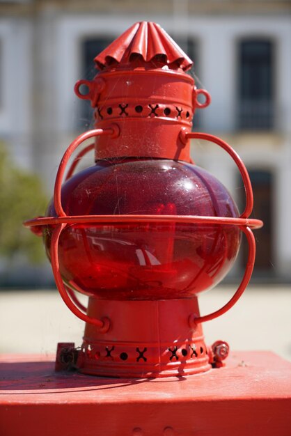 Photo close-up du jouet rouge sur la table