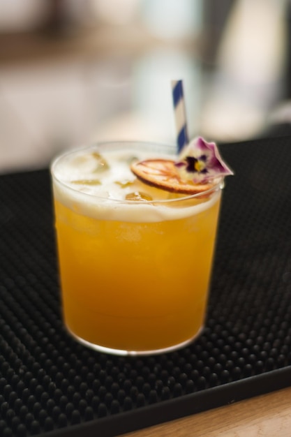 Close-up du jus dans un verre sur la table