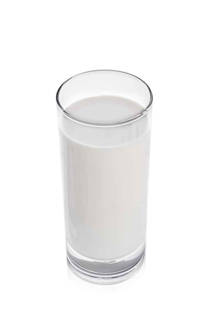 Photo close-up du lait sur un fond blanc