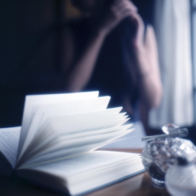 Close-up du livre ouvert contre la femme