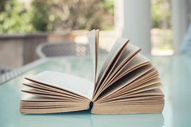Close-up du livre ouvert sur la table