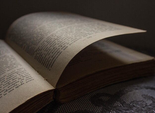 Close-up du livre ouvert sur la table