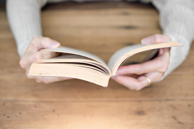 Photo close-up du livre tenu à la main