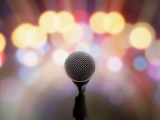 Close-up du microphone contre des lumières éclairées