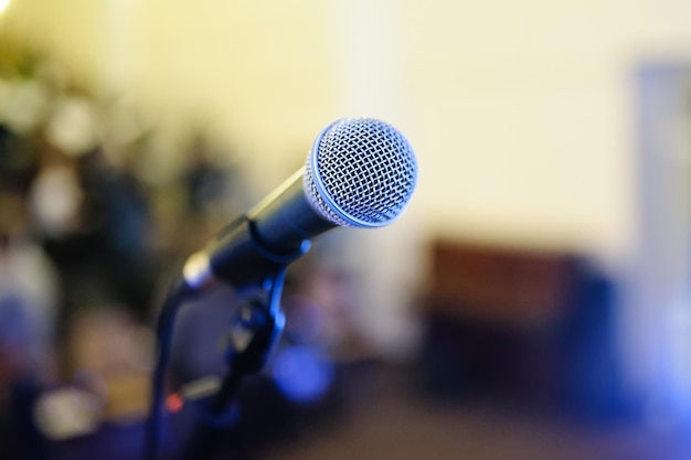 Close-up du microphone dans l'auditorium