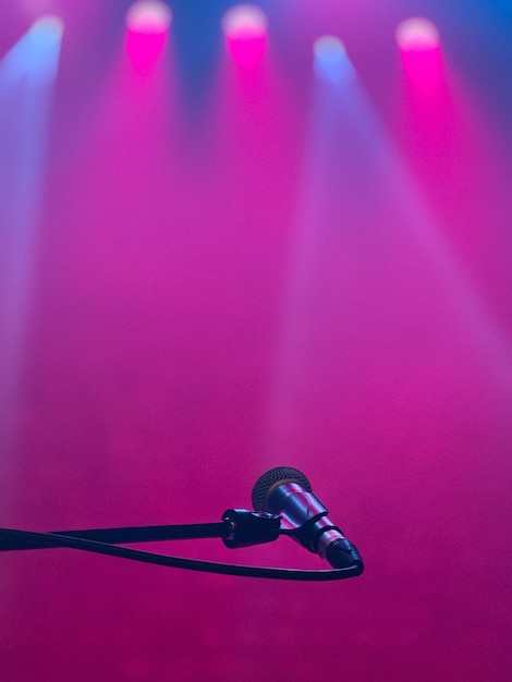 Close-up du microphone sur le support contre les lumières