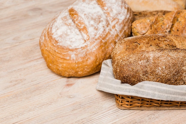 Close-up du pain dans le panier sur la table