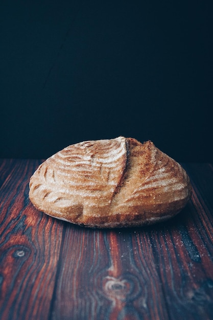 Close-up du pain sur la table sur un fond noir