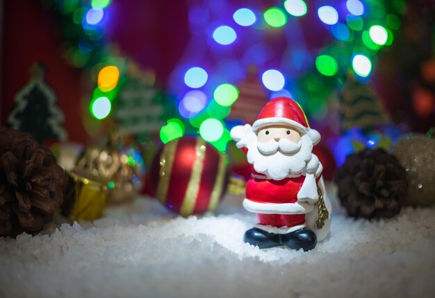 Close-up du Père Noël avec des décorations de Noël dans la neige à la maison