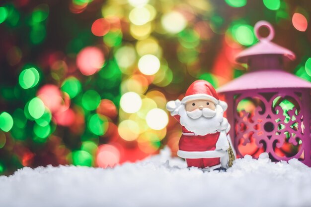 Close-up du Père Noël sur la neige pendant Noël