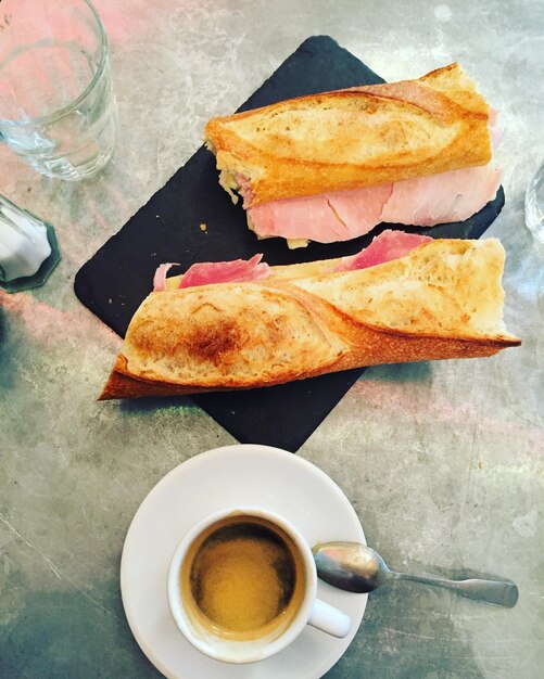 Photo close-up du petit déjeuner servi sur la table