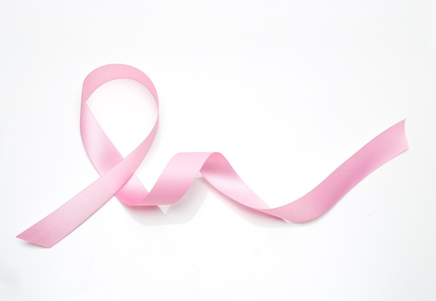 Photo close-up du ruban de sensibilisation au cancer du sein sur fond blanc