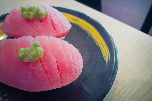 Photo close-up du sushi servi sur la table