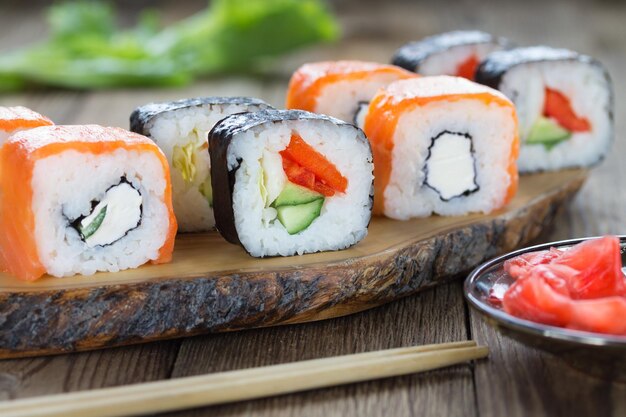 Photo close-up du sushi servi sur la table