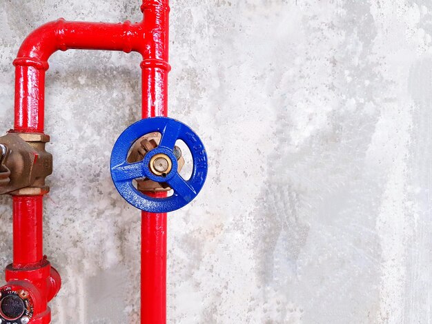 Close-up du tuyau rouge contre le mur