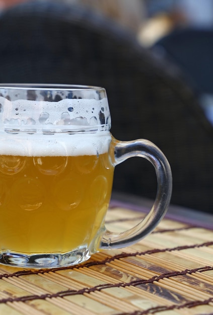 Close-up du verre de bière sur la table