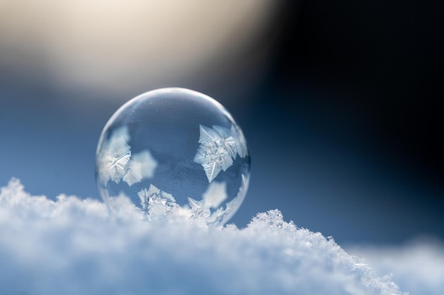 Photo close-up du verre contre le ciel bleu