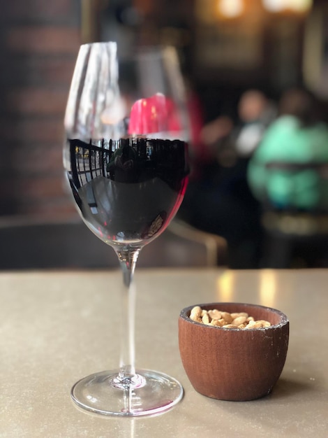 Photo close-up du verre à vin sur la table