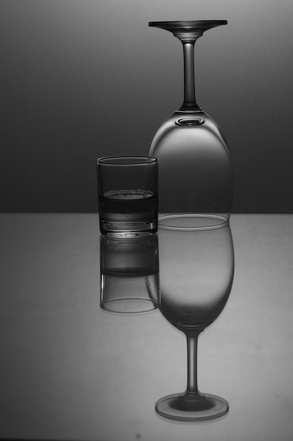 Photo close-up du verre à vin sur la table
