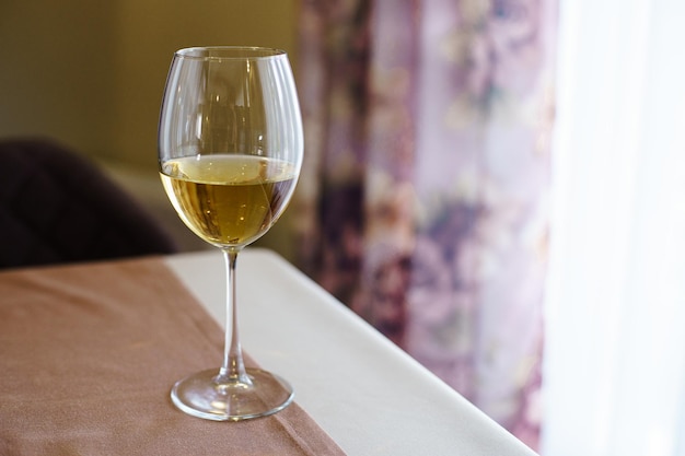 Close-up du vin dans le verre sur la table