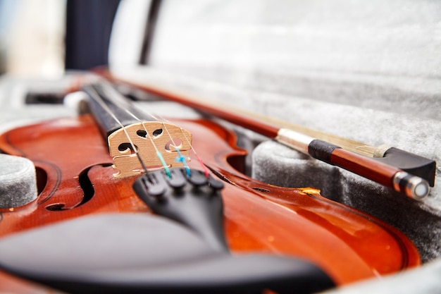 Photo close-up du violon et de l'arc