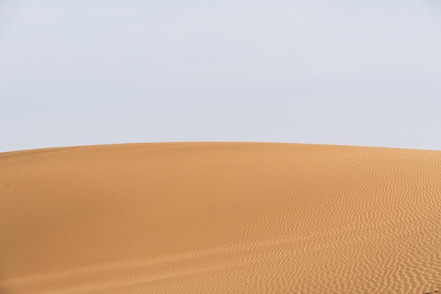 Close-up d'une dune de sable contre un ciel dégagé