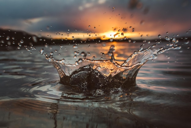 Close-up de l'eau qui éclabousse contre le ciel au coucher du soleil