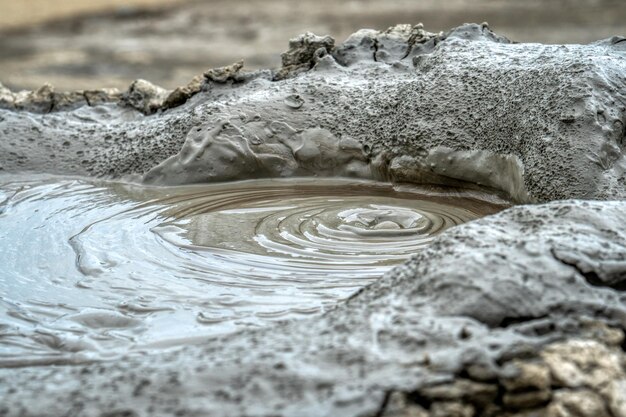 Photo close-up de l'eau qui éclabousse sur la roche