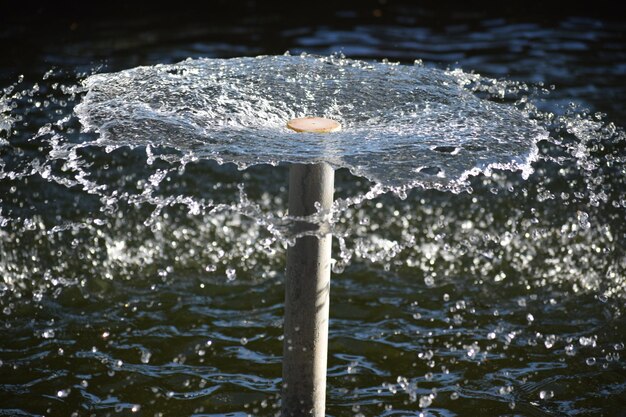 Close-up des éclaboussures d'eau dans la fontaine