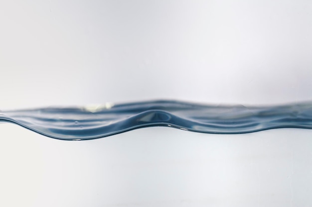 Photo close-up d'éclaboussures d'eau sur un fond blanc