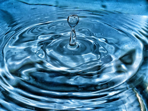 Photo close-up d'éclaboussures de gouttes dans l'eau