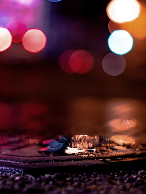 Photo close-up d'un équipement d'éclairage éclairé la nuit