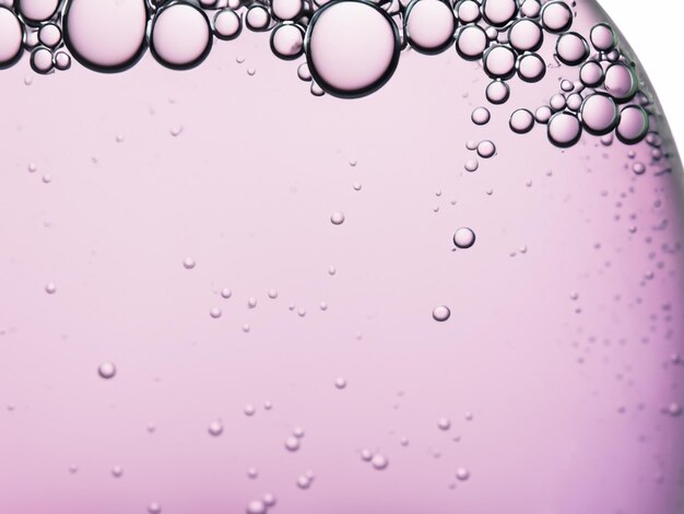 close up une essence cosmétique contenant des bulles liquides riches en antioxydants formées par des molécules