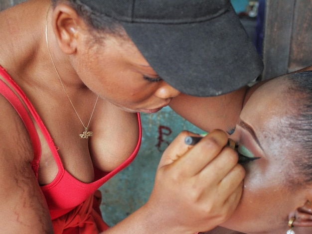 Photo close-up d'une esthéticienne appliquant du maquillage sur une amie